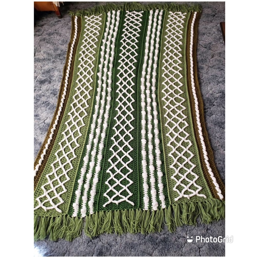 🌾 Field of Dreams Fisherman Style Afghan w/fringe Hand Crocheted Greens/White